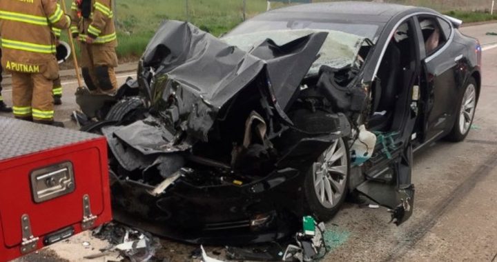 El conductor de Tesla estaba en piloto automático comiendo un bagel cuando se estrelló contra un camión de bomberos