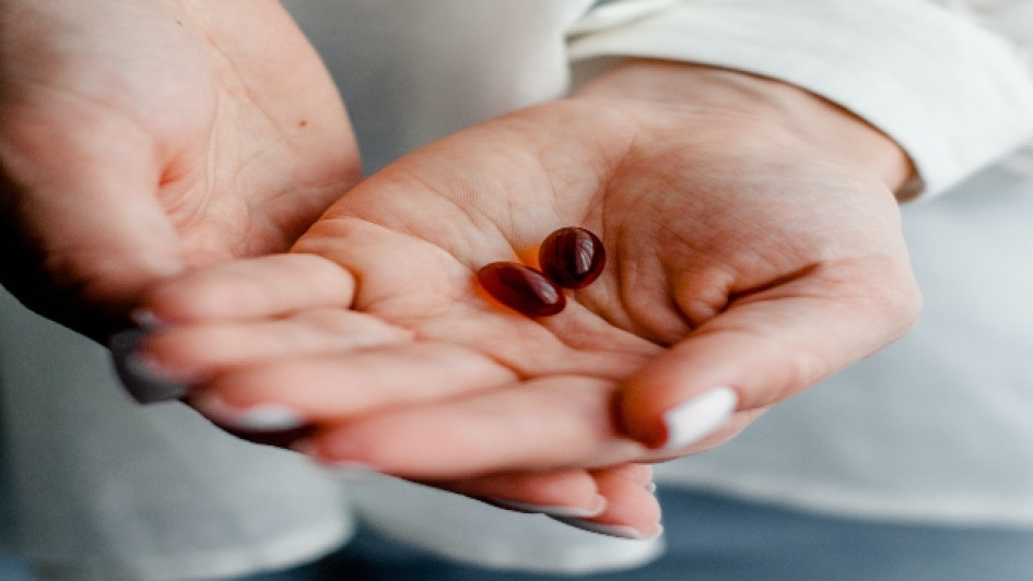 mano con capsulas de complejo b