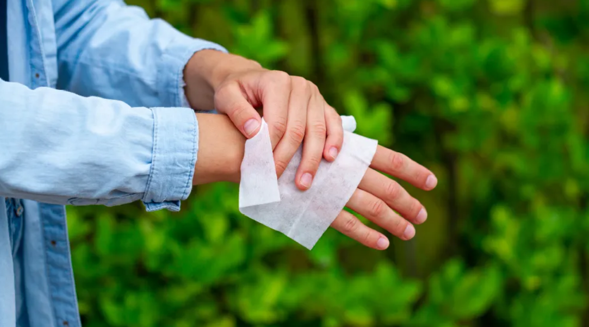 manos con toallitas desinfectantes