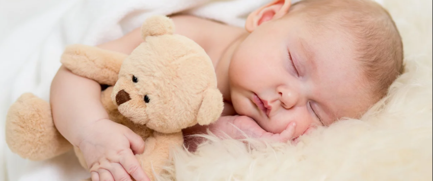 bebé durmiendo con osito