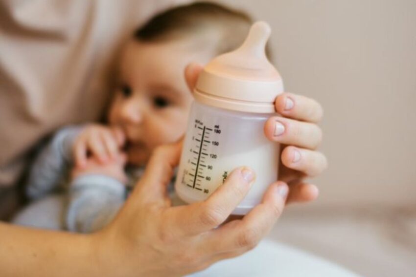Bebé a punto de tomar leche de fórmula
