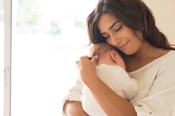 Mamá con bebé en brazos