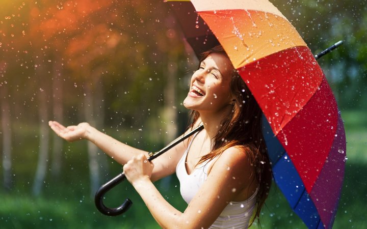 Mujer bajo las lluvias