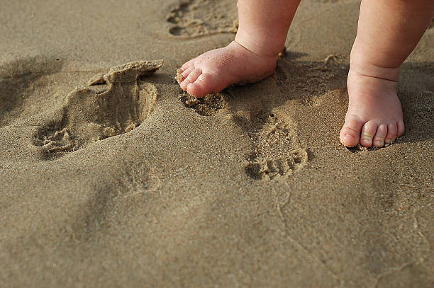 La primera vez de un bebé en la playa