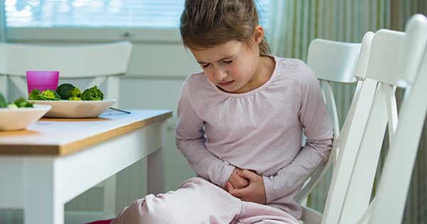 Niña con dolor de estomago