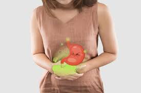 Mujer con dolor en el intestino