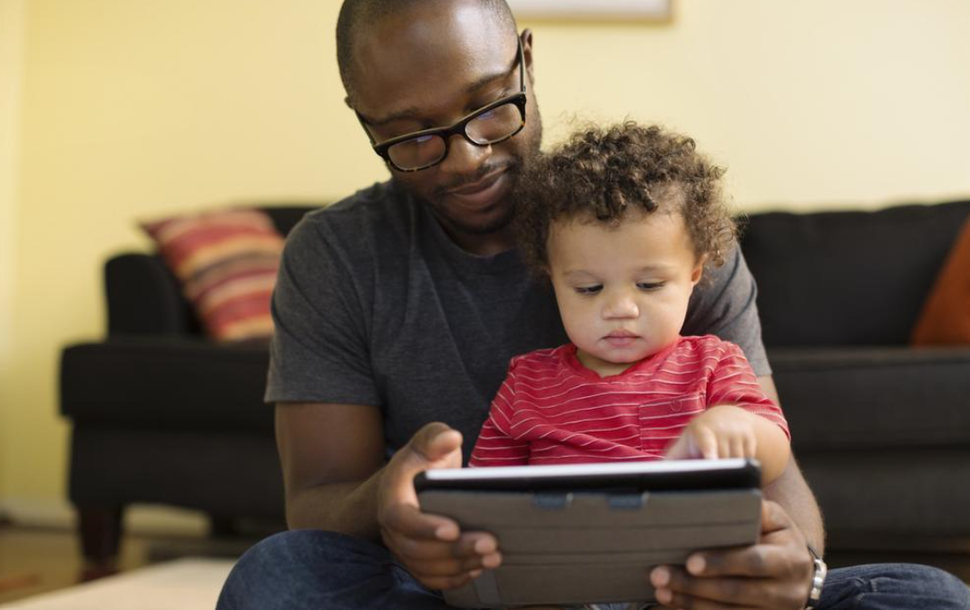 papá y bebé con ipad