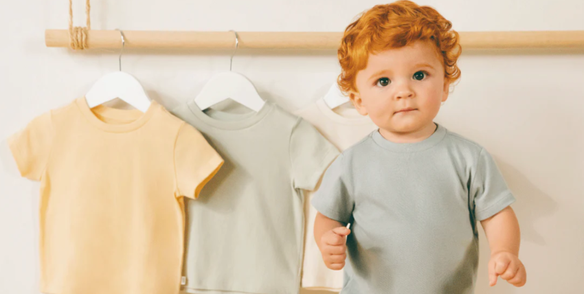 bebé con ropa de algodón