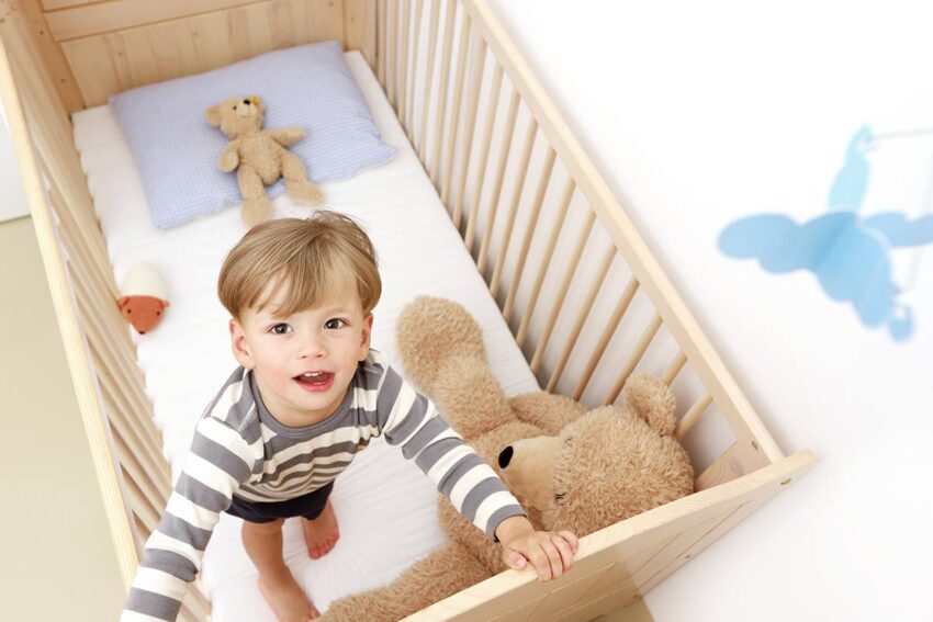 toddler en cuna