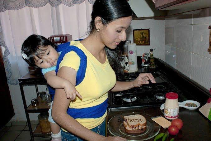cocinando y cuidando bebé
